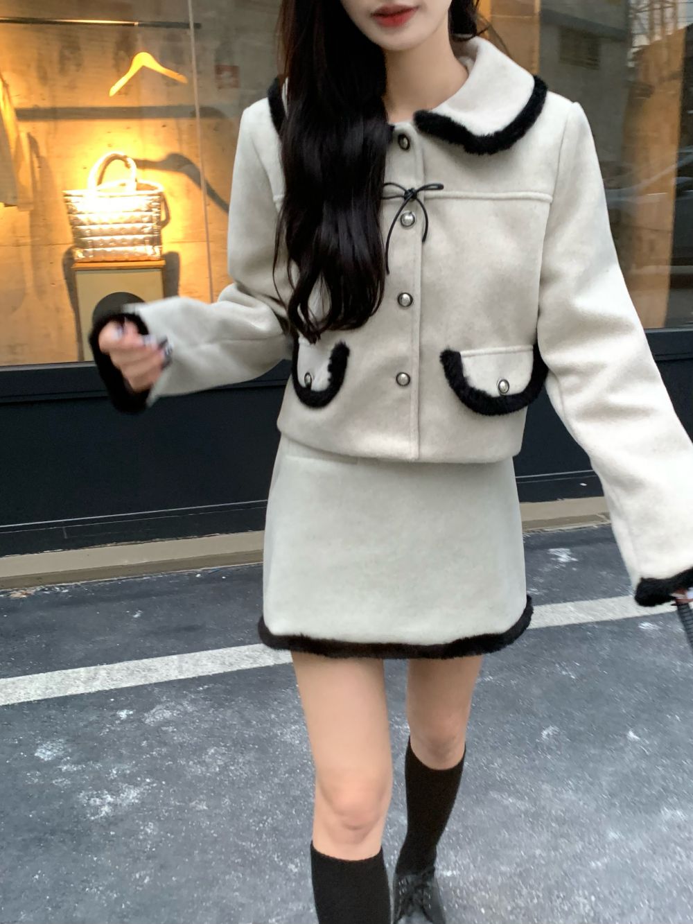 Real shot of three-standard Qi Xiaoxiangfeng contrasting color woolen short coat gold suit for women with hip-covering skirt two-piece set