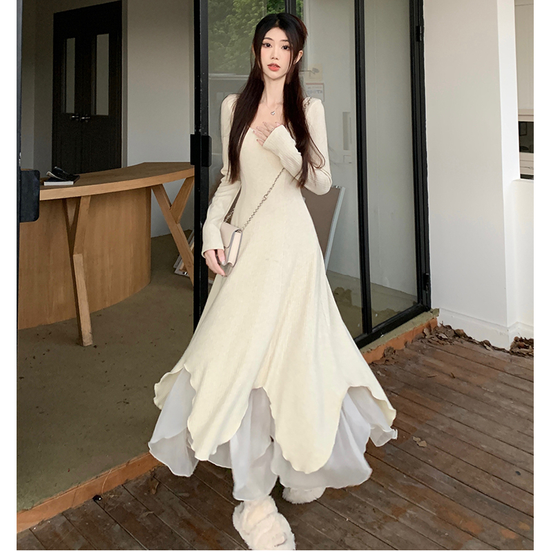 設計感不規則方領針織連衣裙女早秋氣質收腰修身顯瘦溫柔風長裙子