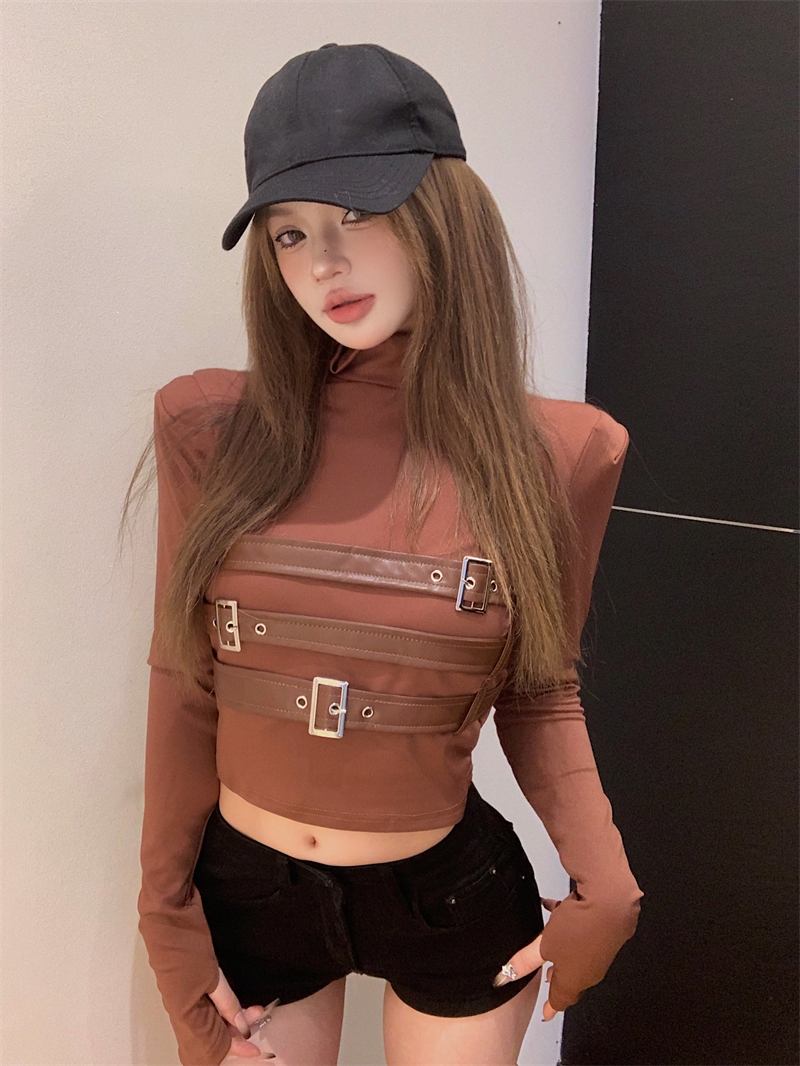 Actual shot of a designed semi-high collar metal buckle belt slim fit long-sleeved bottoming shirt