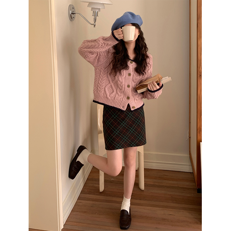 Real shot of retro twist sweater for women in autumn and winter, soft and waxy knitted cardigan, new contrasting plaid skirt, hip skirt suit
