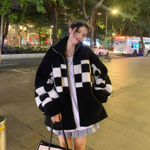 Imitation lamb wool coat autumn and winter new retro Hong Kong style design contrasting checkerboard large size tops for women