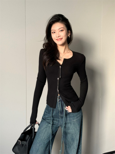 American hot girl hits the street black long-sleeved top for women's autumn fit and slimming sweater, sexy and versatile shirt