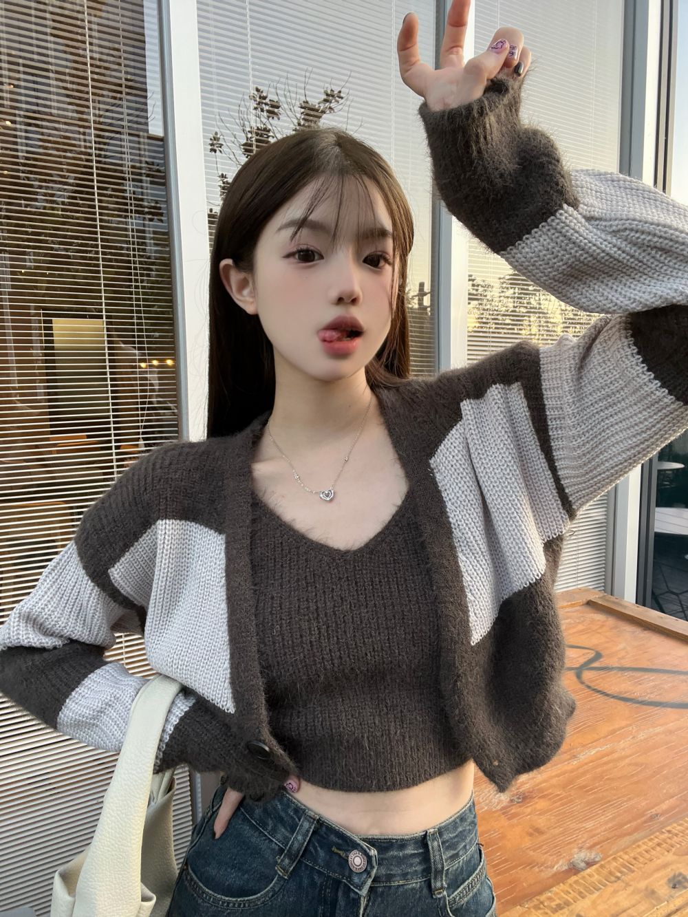 Actual shot of three-label soft and waxy vest sweater two-piece striped casual sweater