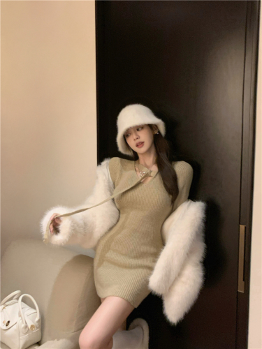 Actual shot ~ Designed V-neck slim-fit hip-hugging knitted dress + environmentally friendly thickened hooded fur jacket