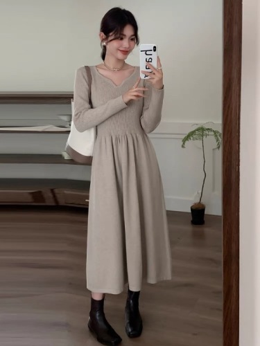 Knitted dress with coat for women autumn 2023 new style slimming French bottom with A-line long skirt