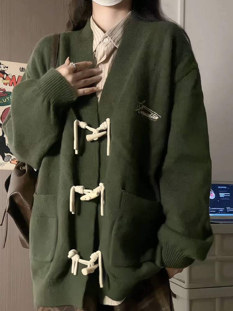 Autumn and winter college style knitted cardigan sweater for women 2023 new American retro horn button knitted cardigan top