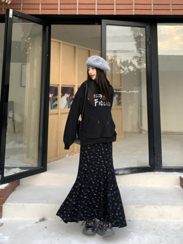 Real shot of autumn and winter thickened velvet and sequin letter hooded loose sweatshirt ➕ suspender floral fishtail dress