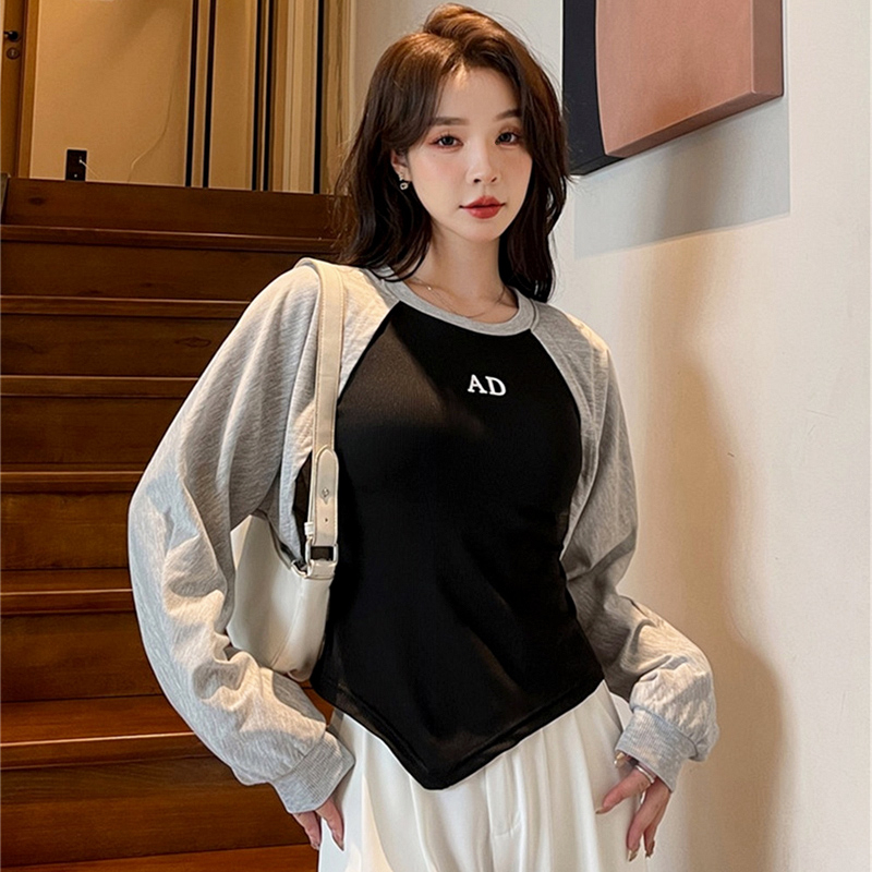 Real shot of fake two-piece round neck sweatshirt for women, autumn and winter design, niche loose slimming short top