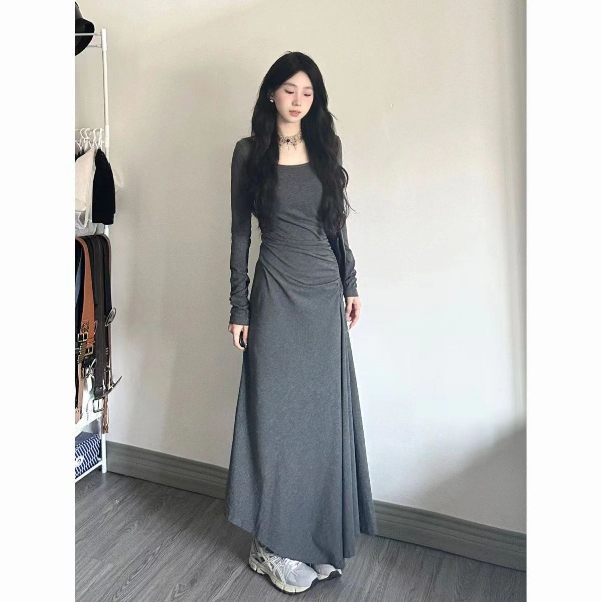 辣妹純欲長袖連衣裙女秋季修身收腰顯瘦灰色過膝長裙方領垂感裙子