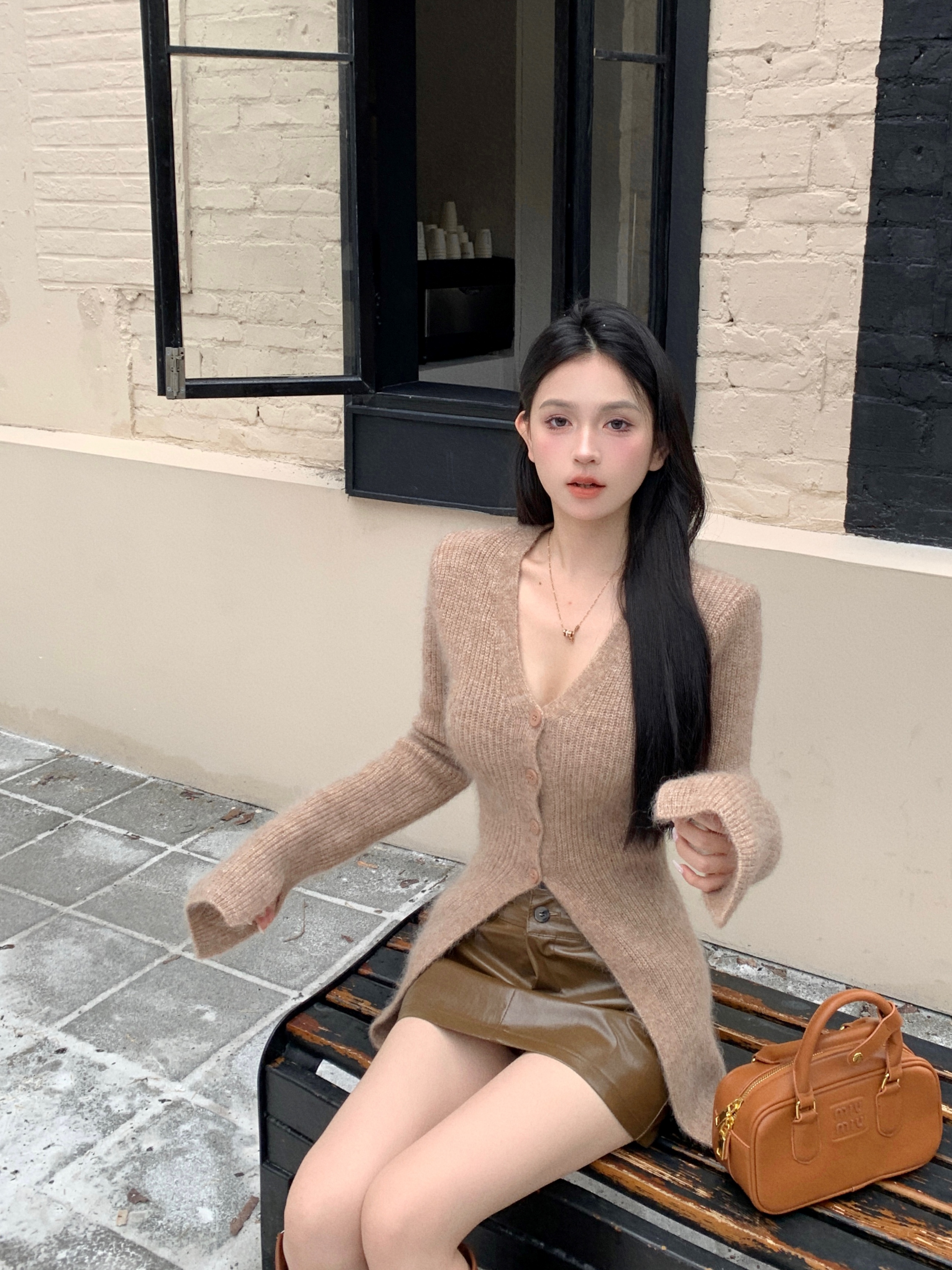 Real shot of retro slim-fitting top, slim cardigan, sweater, long-sleeved sexy hottie two-piece set