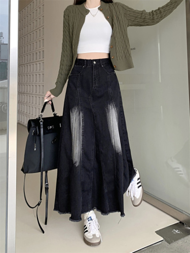 Actual shot of vintage washed niche irregular design raw edge denim skirt with large swing skirt and elastic waist