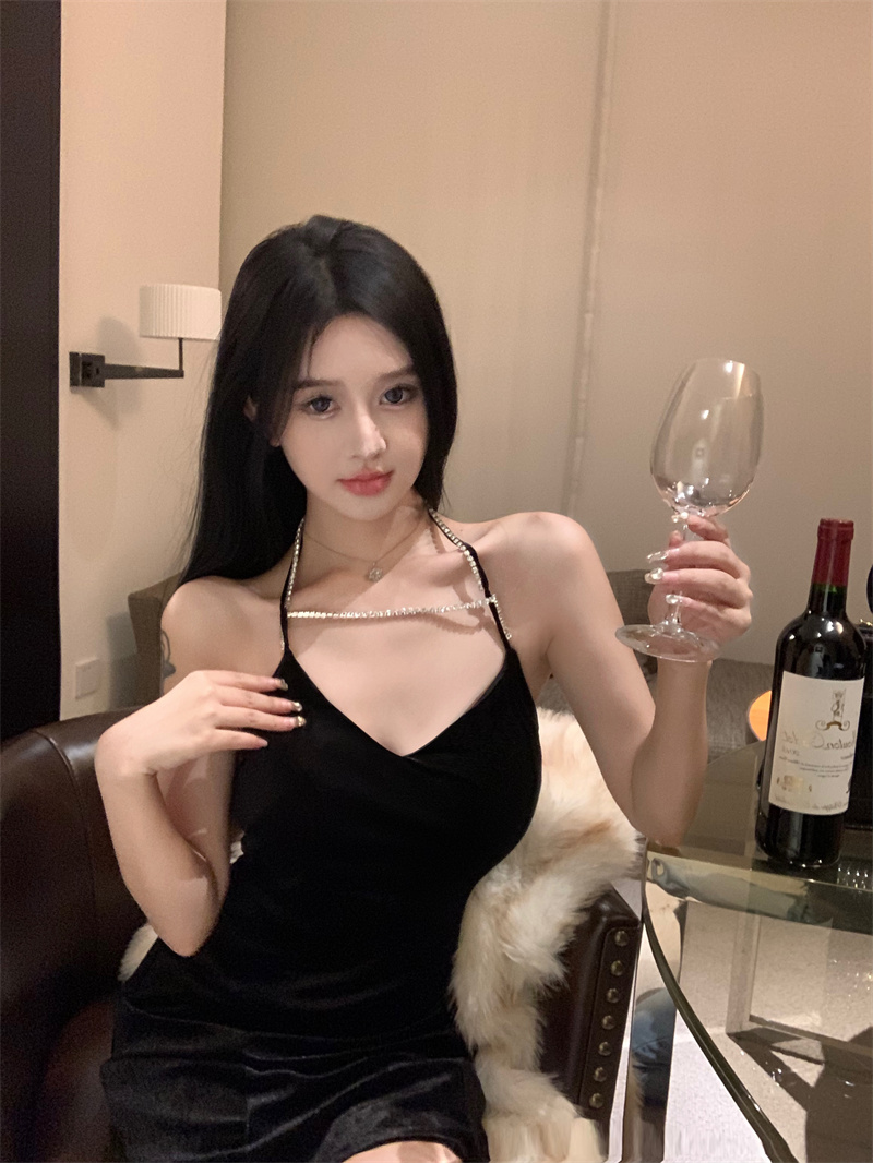 Actual shot of new autumn and winter sparkling diamond chain waist slimming velvet suspender dress