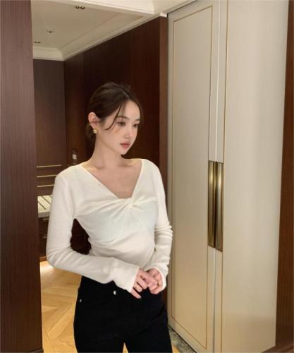 韩国chic秋冬新款法式设计感V领长袖T恤女修身显瘦百搭上衣