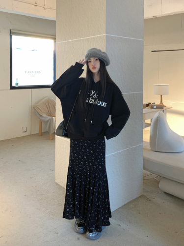 Real shot of autumn and winter thickened velvet and sequin letter hooded loose sweatshirt ➕ suspender floral fishtail dress