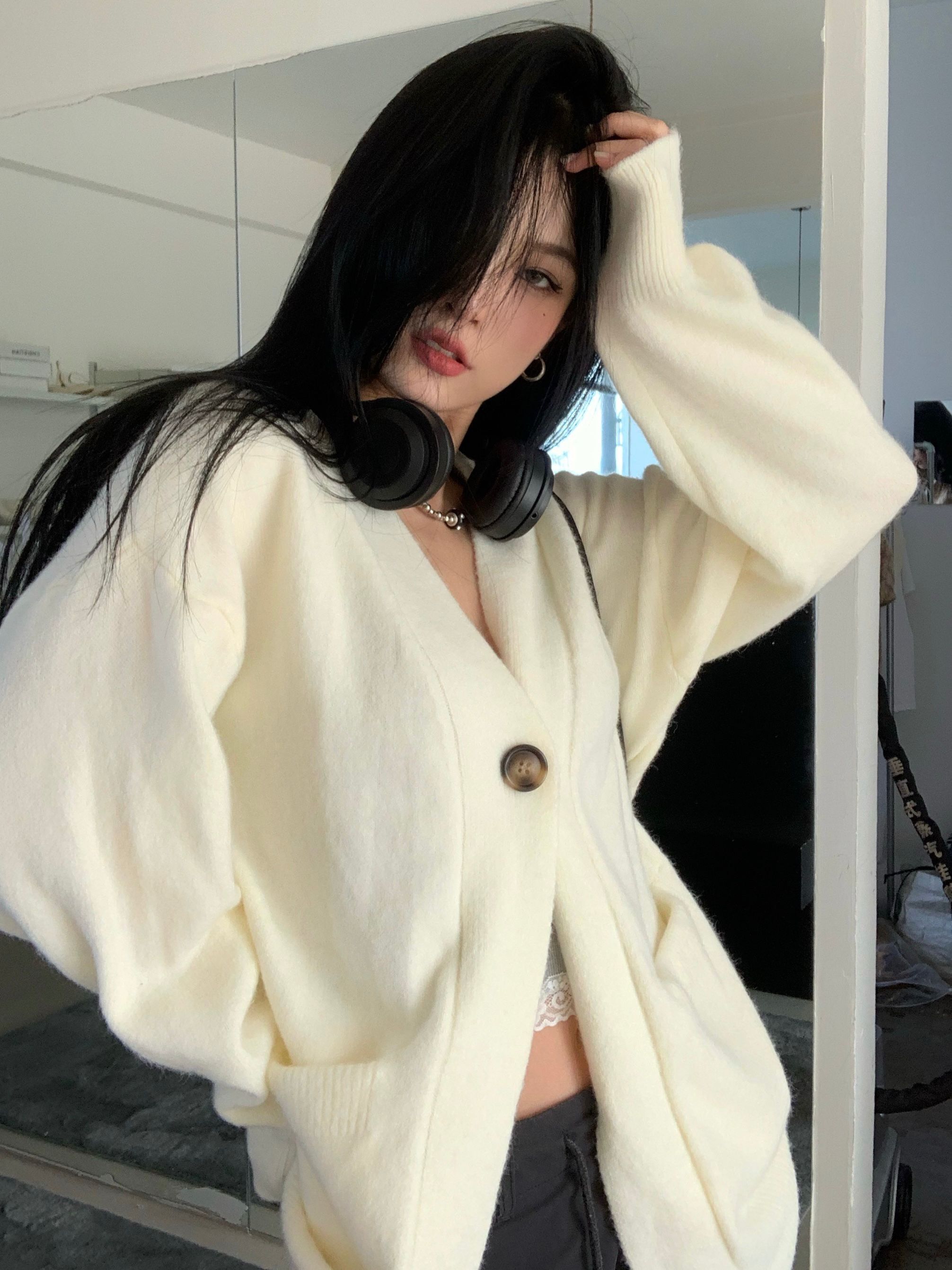 Real shot~Autumn and winter oatmeal color soft waxy knitted cardigan v-neck milk fufu sweater jacket