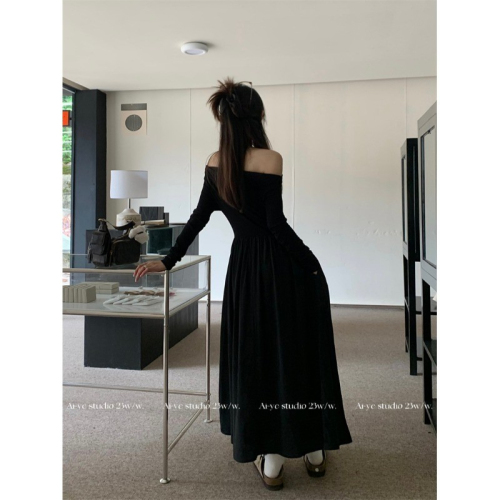 French Hepburn style one-shoulder long-sleeved dress women's autumn waist slimming little black dress temperament A-line long dress