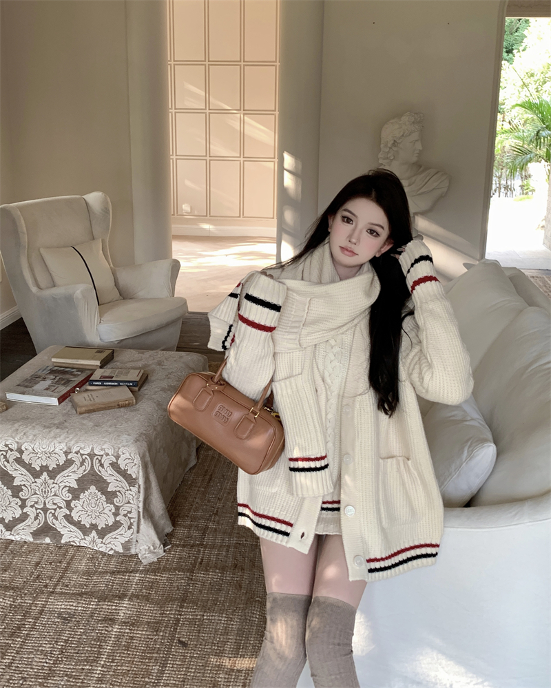 Actual shot of new autumn and winter soft and lazy style contrasting V-neck sweater jacket long-sleeved top worn outside