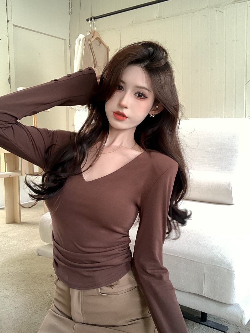 Real shot of winter hot girl style V-neck slim long-sleeved T-shirt with pleated plus velvet and thick shoulder pads to wear with a base layer shirt