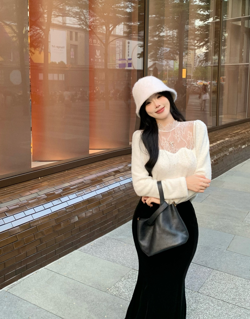 Real shot of Western-style high-neck lace bottoming shirt for women, patchwork white sweater top + black velvet long skirt