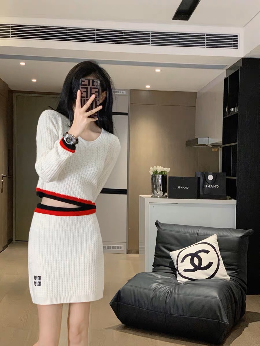 2023年新款女高級感小香風氣質名媛茶系穿搭針織包臀裙兩件套裝女