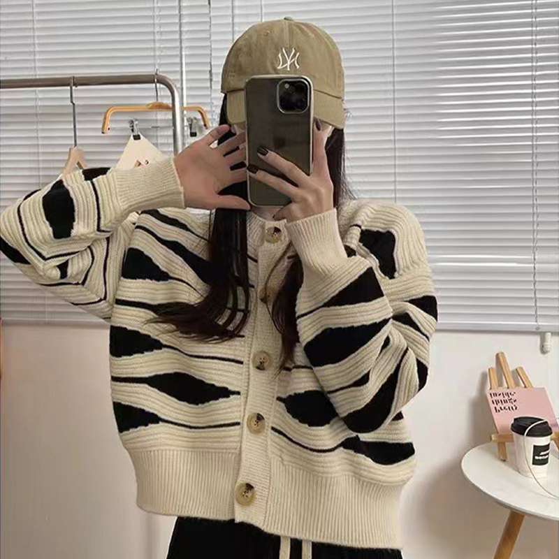 Quality autumn and winter Korean style loose deer plush round neck striped warm cardigan sweater sweater for women