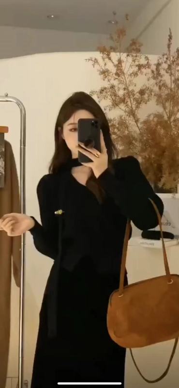 2023新款毛衣女秋冬新款設計感v領內搭打底針織開叉上衣