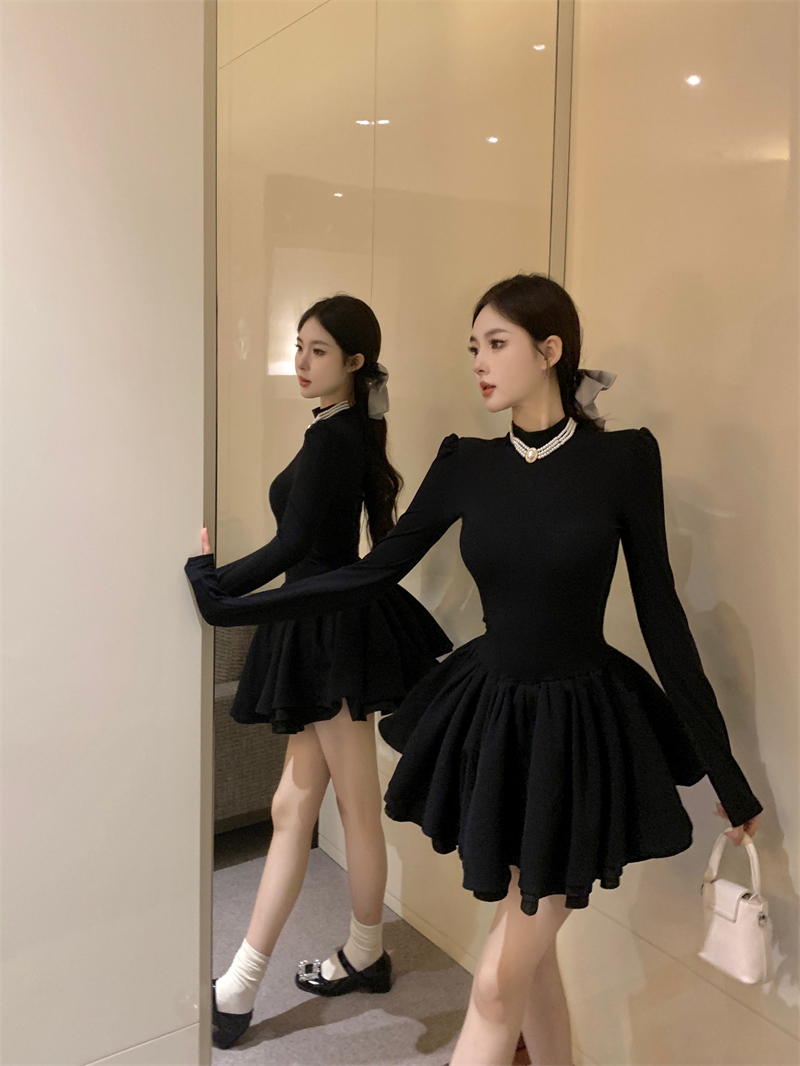 實拍~黑色半高領針織連衣裙女秋冬收腰a字蓬蓬短裙打底小黑裙