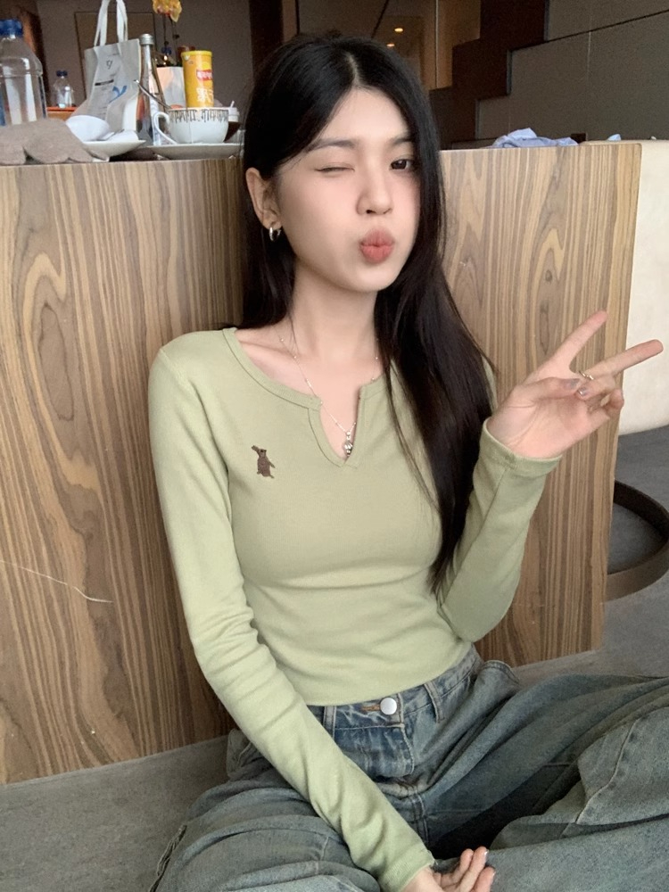 Tmall quality sweet style rabbit embroidered long-sleeved bottoming shirt T-shirt women's autumn slimming short top
