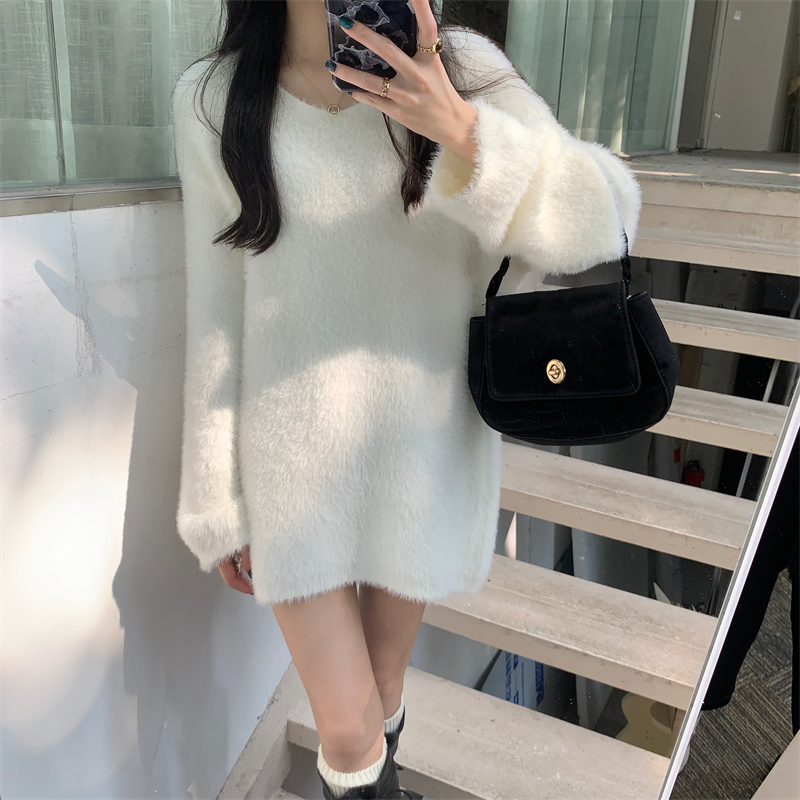 Real shot of autumn and winter new V-neck imitation mink velvet soft and waxy long-sleeved sweater for women, lazy style slimming top