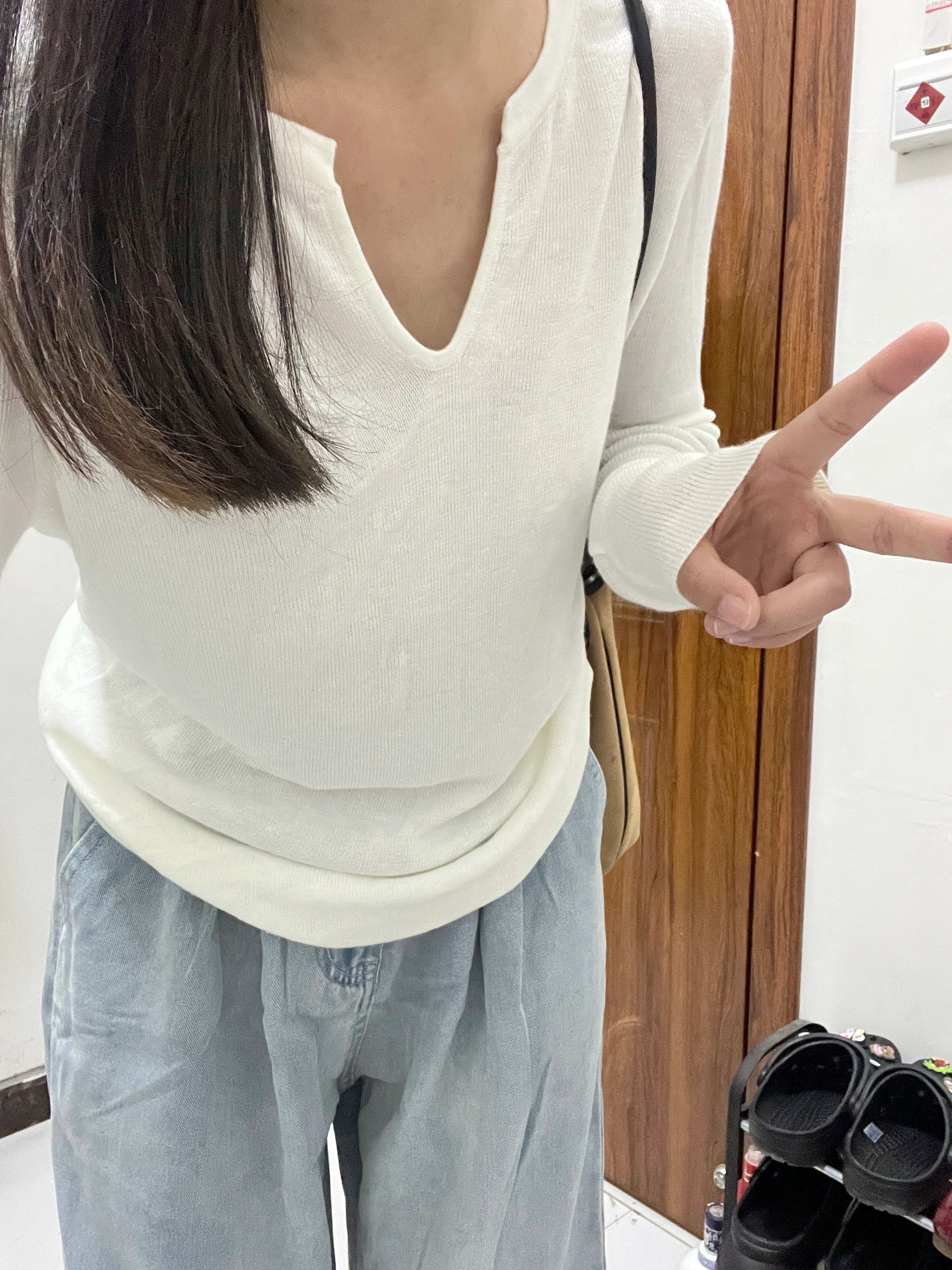 純欲風小V領針織打底衫女外穿簡約設計感修身顯瘦內搭針織衫女秋