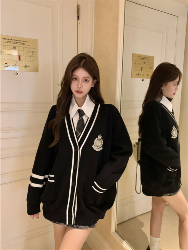 Real shot of college style embroidered badge lazy V-neck long-sleeved simple knitted cardigan