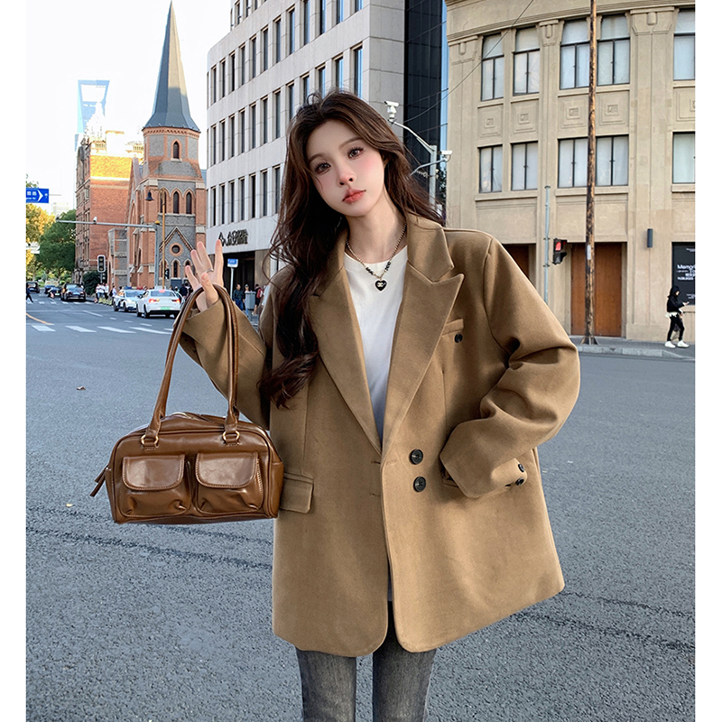 Real shot of high-end mid-length suit jacket for women, retro suit top