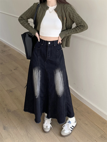 Actual shot of vintage washed niche irregular design raw edge denim skirt with large swing skirt and elastic waist