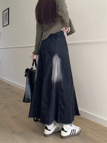 Actual shot of vintage washed niche irregular design raw edge denim skirt with large swing skirt and elastic waist