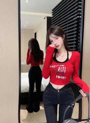 Real shot of a pure lust hottie showing off her waist in contrasting color fake two-piece long-sleeved T-shirt for women to show their slim figure