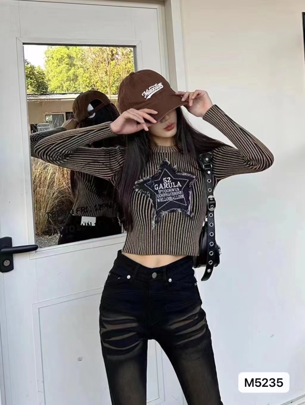 秋季新款設計感美式復古圓領星星貼布坑條顯瘦長袖上衣女