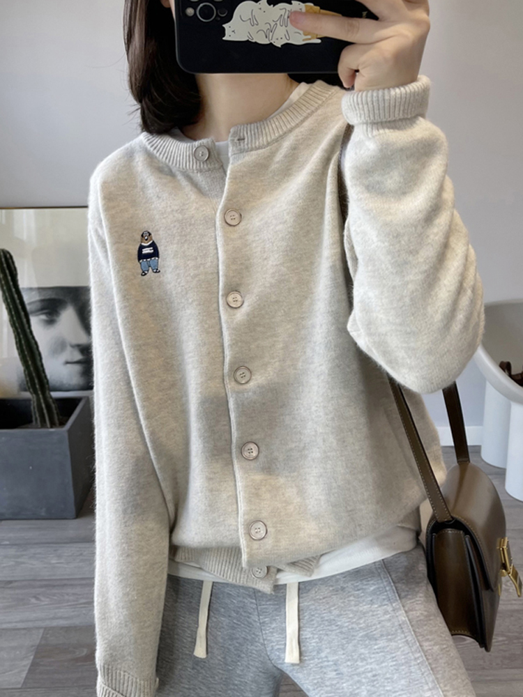 小熊刺繡針織開衫女早春軟糯上衣2023新款單排扣圓領長袖毛衣外套
