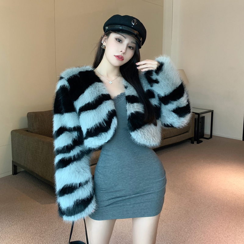 Real shot of French fashionable zebra print fur imitation fox fur wavy pattern loose small fragrant fur short coat for women