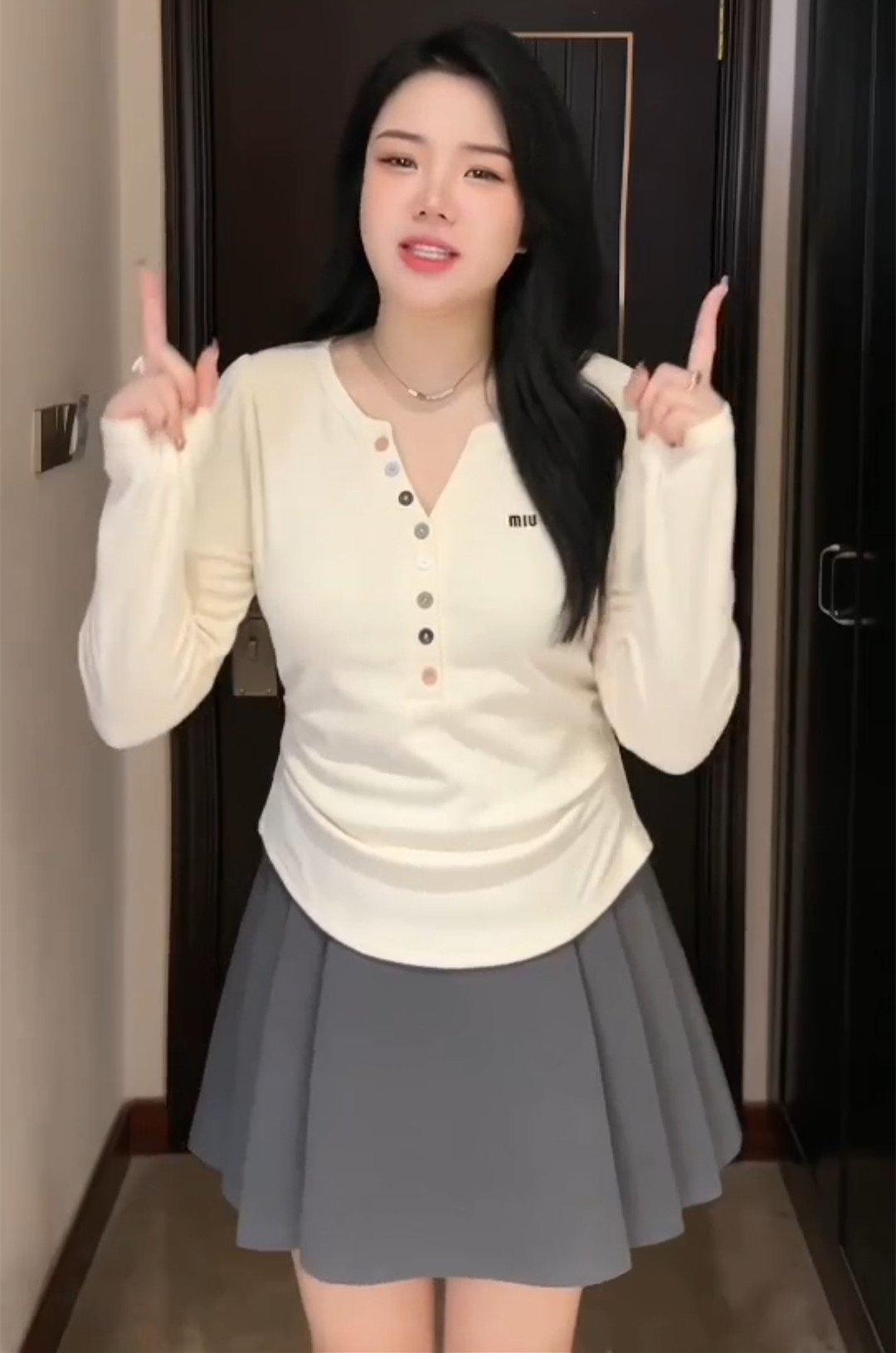 大碼~彩色紐扣設計感正肩長袖T恤女秋冬胖mm顯瘦內搭打底衫上衣