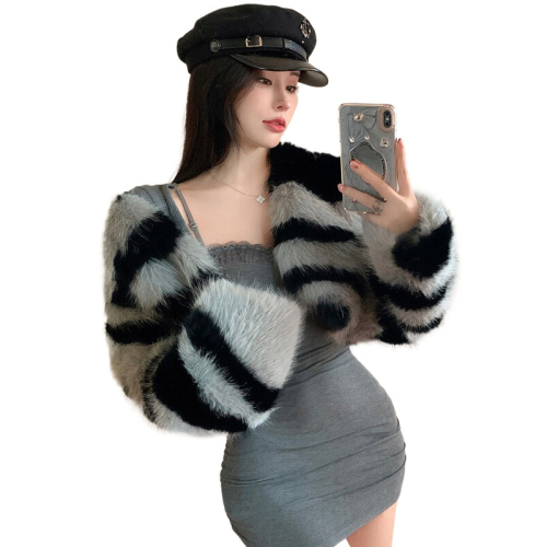 Real shot of French fashionable zebra print fur imitation fox fur wavy pattern loose small fragrant fur short coat for women