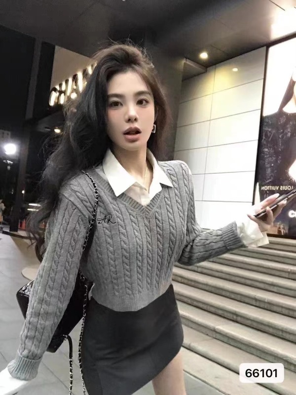 邱肉瑤 秋季新款純色長袖針織衫短款套頭麻花設計感刺繡V領毛衣女