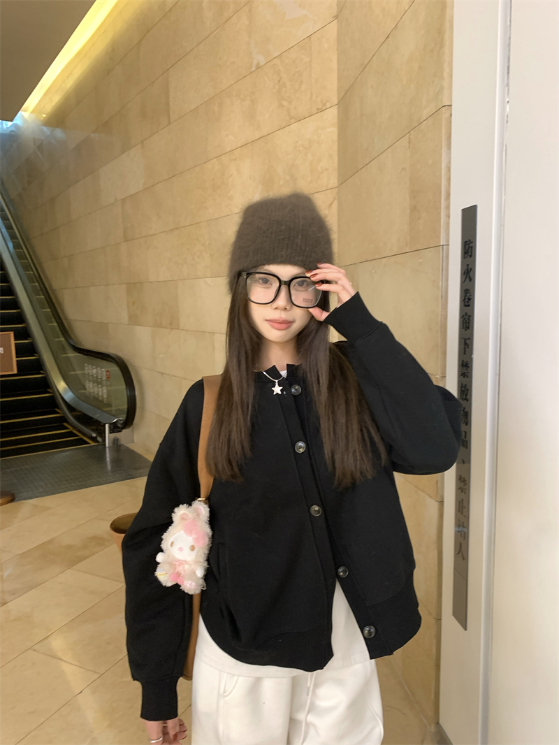 Real shot of black sweatshirt version of small jacket, slim and versatile casual top for women