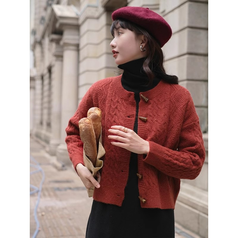 秋曦復古牛角扣綠色毛衣外套女2023秋冬寬鬆慵懶麻花針織開衫外穿