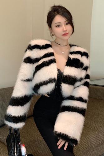 Real shot of French fashionable zebra print fur imitation fox fur wavy pattern loose small fragrant fur short coat for women