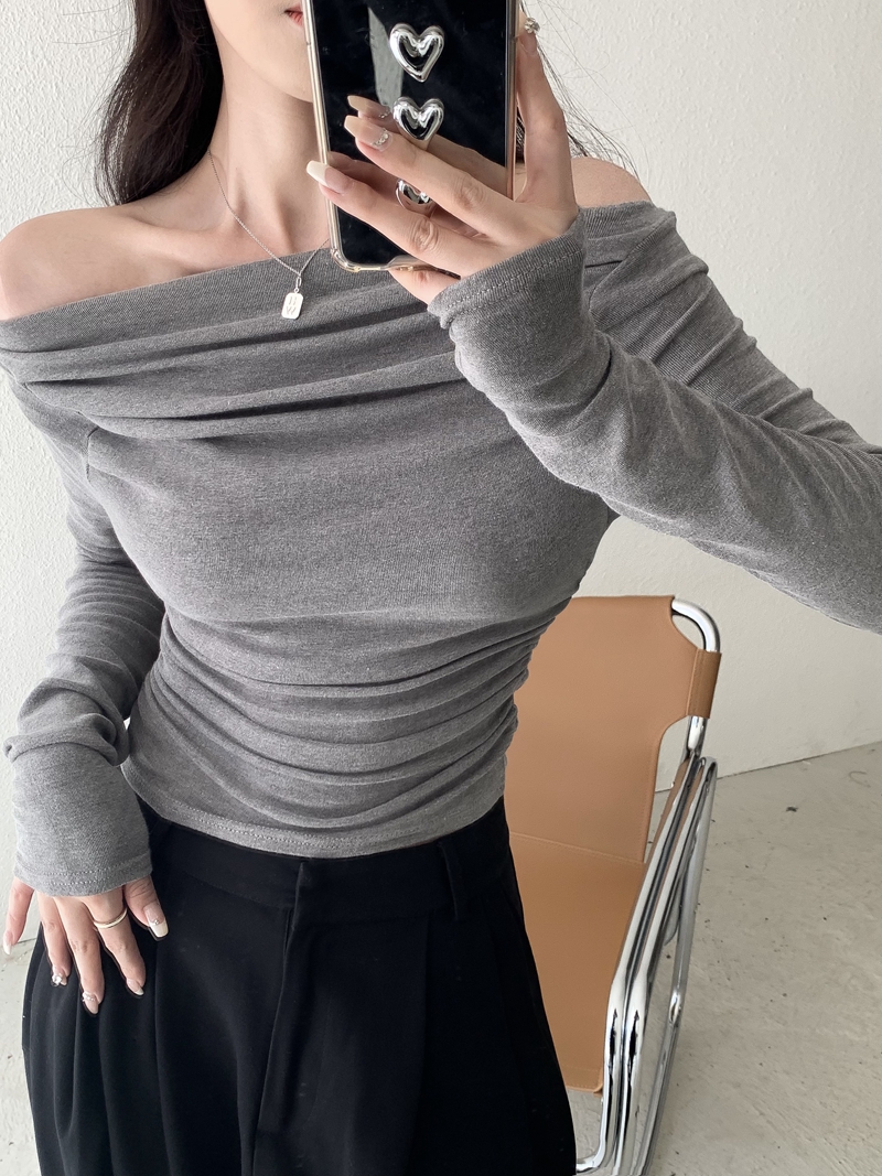 Real shot of pure lust hottie sexy one-line collar slanted shoulder long-sleeved T-shirt tight off-shoulder top short bottoming shirt