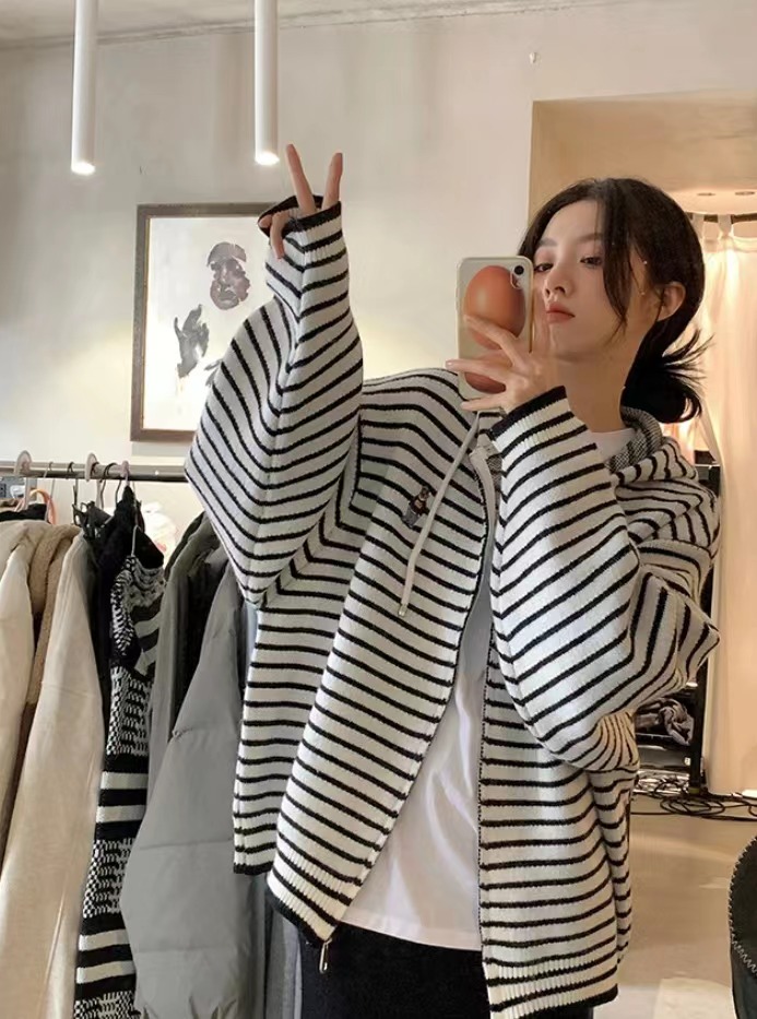 2023秋冬小熊刺繡韓系休閒針織開衫學院風條紋連帽毛衣拉鏈外套女