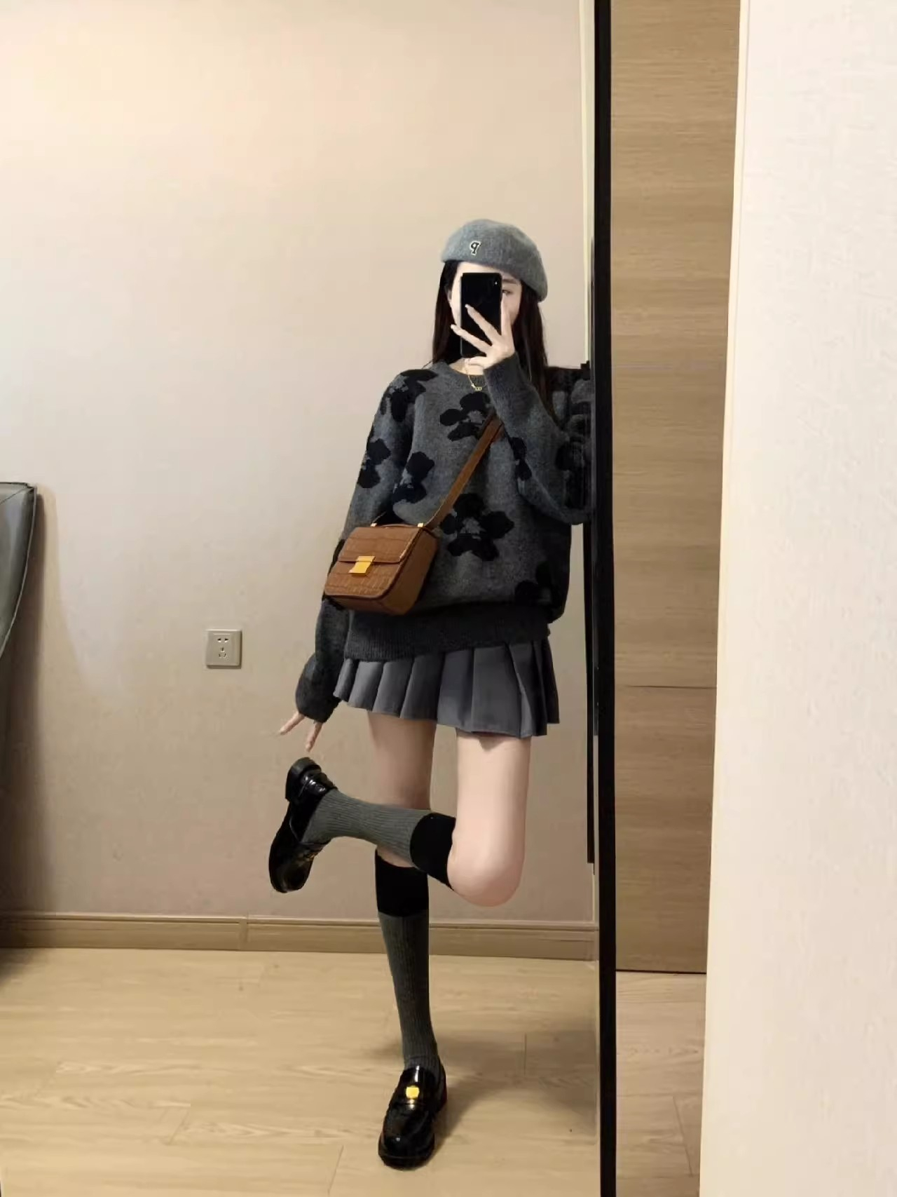復古黑色花朵毛衣女秋冬新款設計感小眾百搭寬鬆小個子外穿針織衫