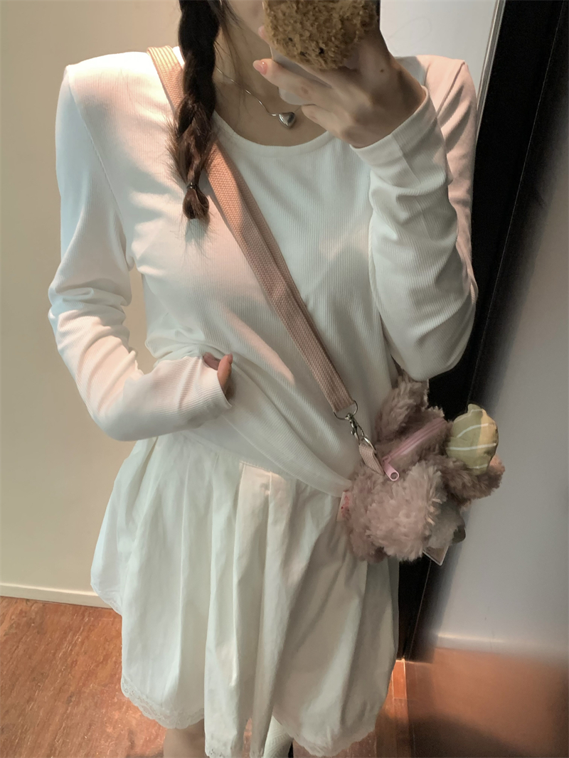 Actual shot~ The girl wears a versatile white u-neck long-sleeved T-shirt and wears a slimming bottoming top