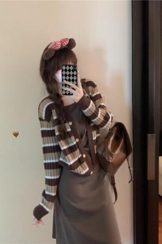 Actual shot of autumn and winter new style ~ contrasting striped V-neck knitted long-sleeved cardigan niche sweet top jacket
