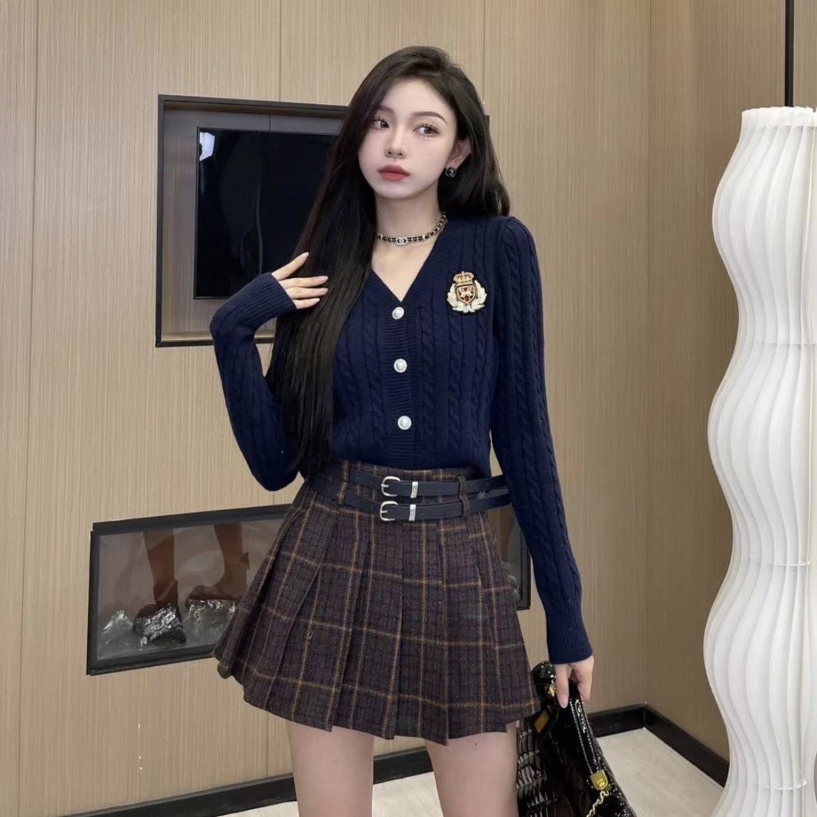 時尚芭莎秋季減齡學院風刺繡V領單排扣長袖女針織衫